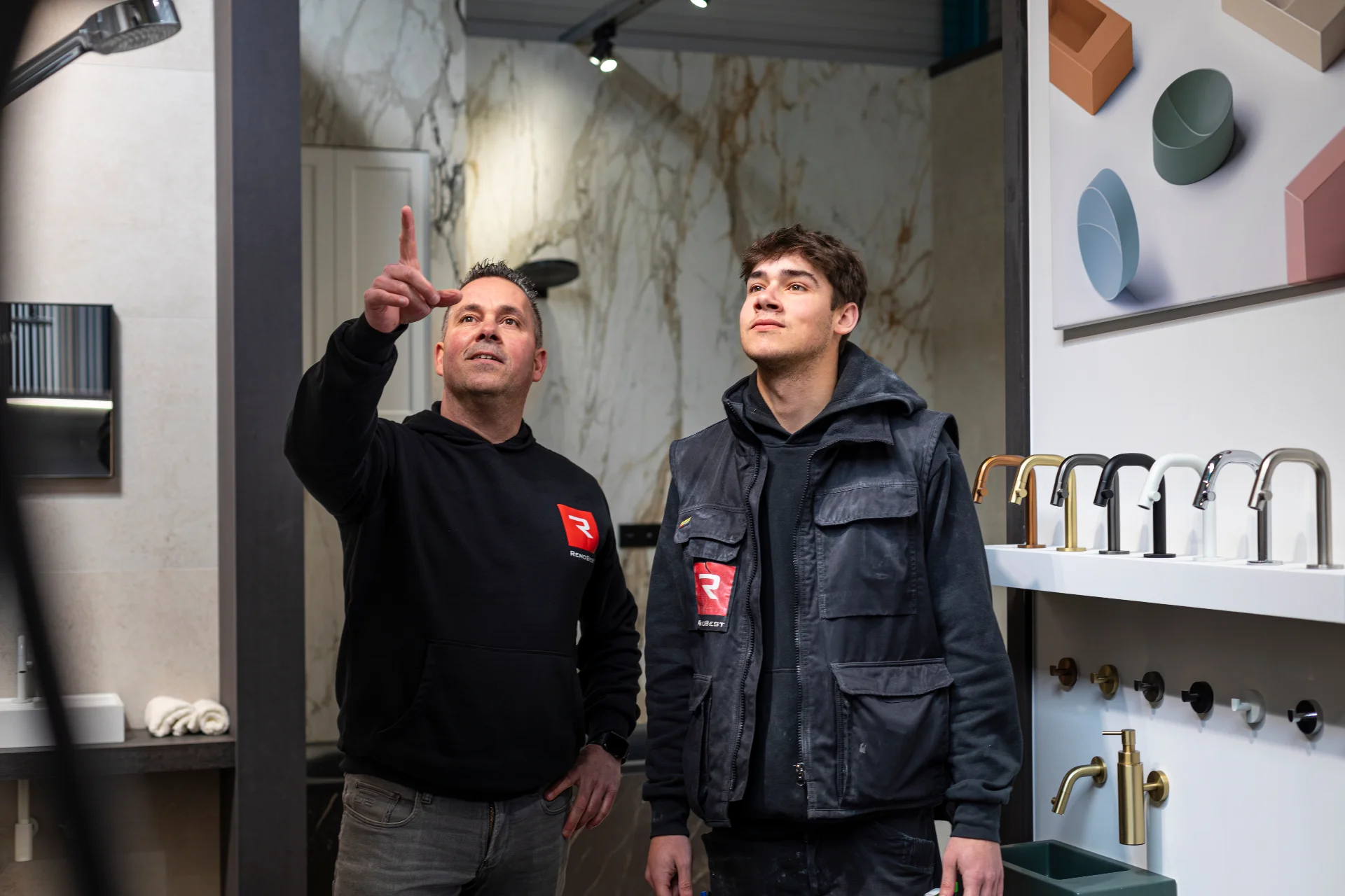 Het Renobest-team ontvangt je in de showroom