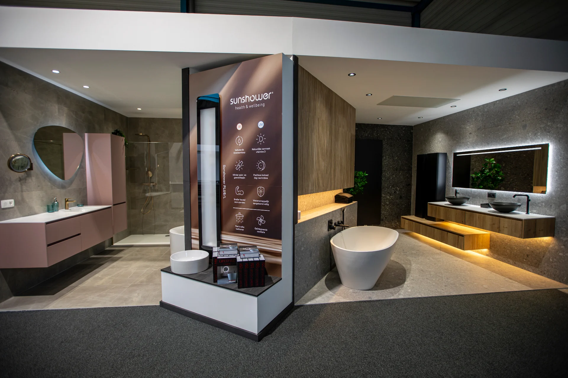 Ingerichte badkamers in de Renobest-showroom
