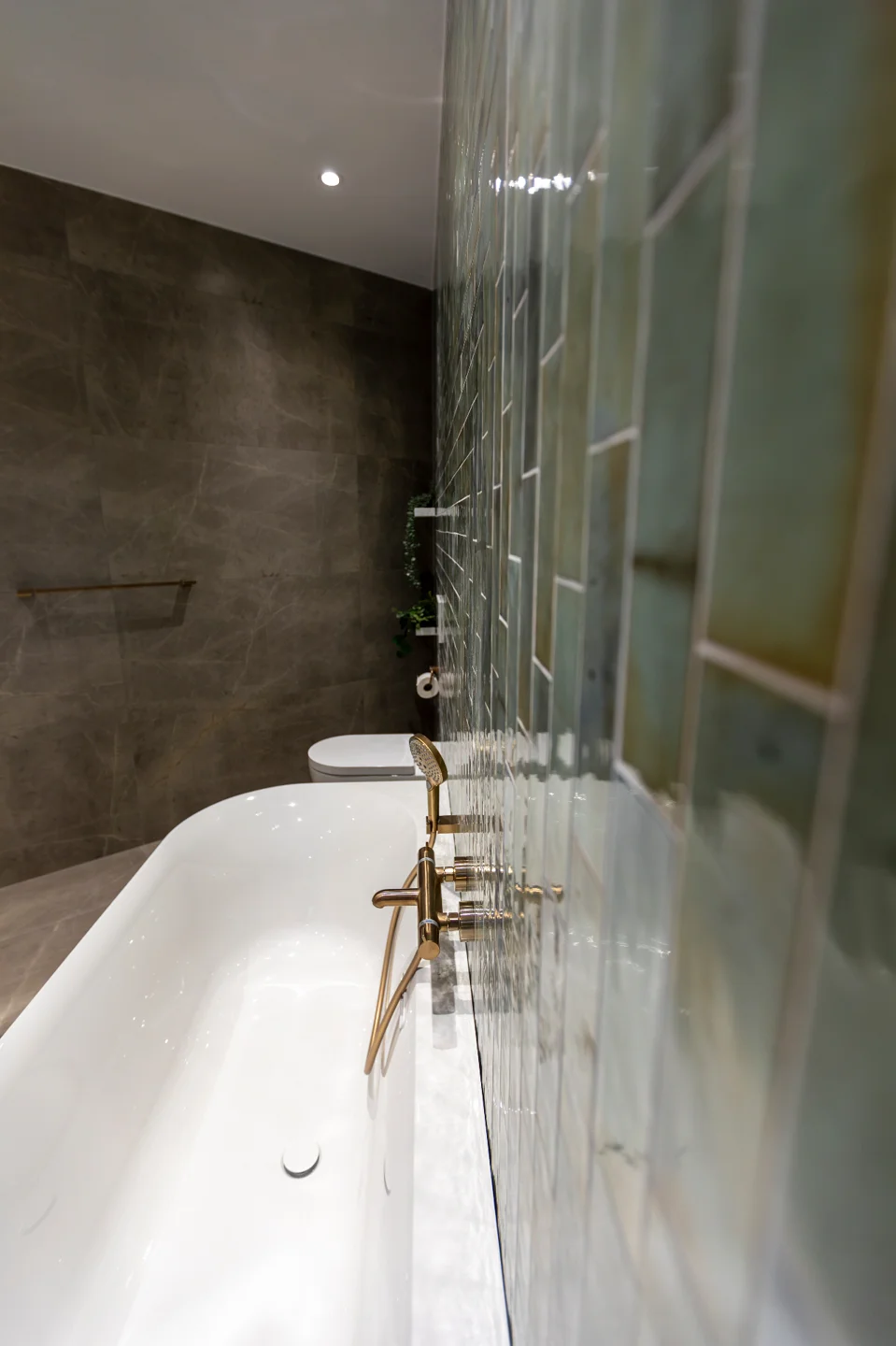 Bad en kraan om te bekijken in de showroom