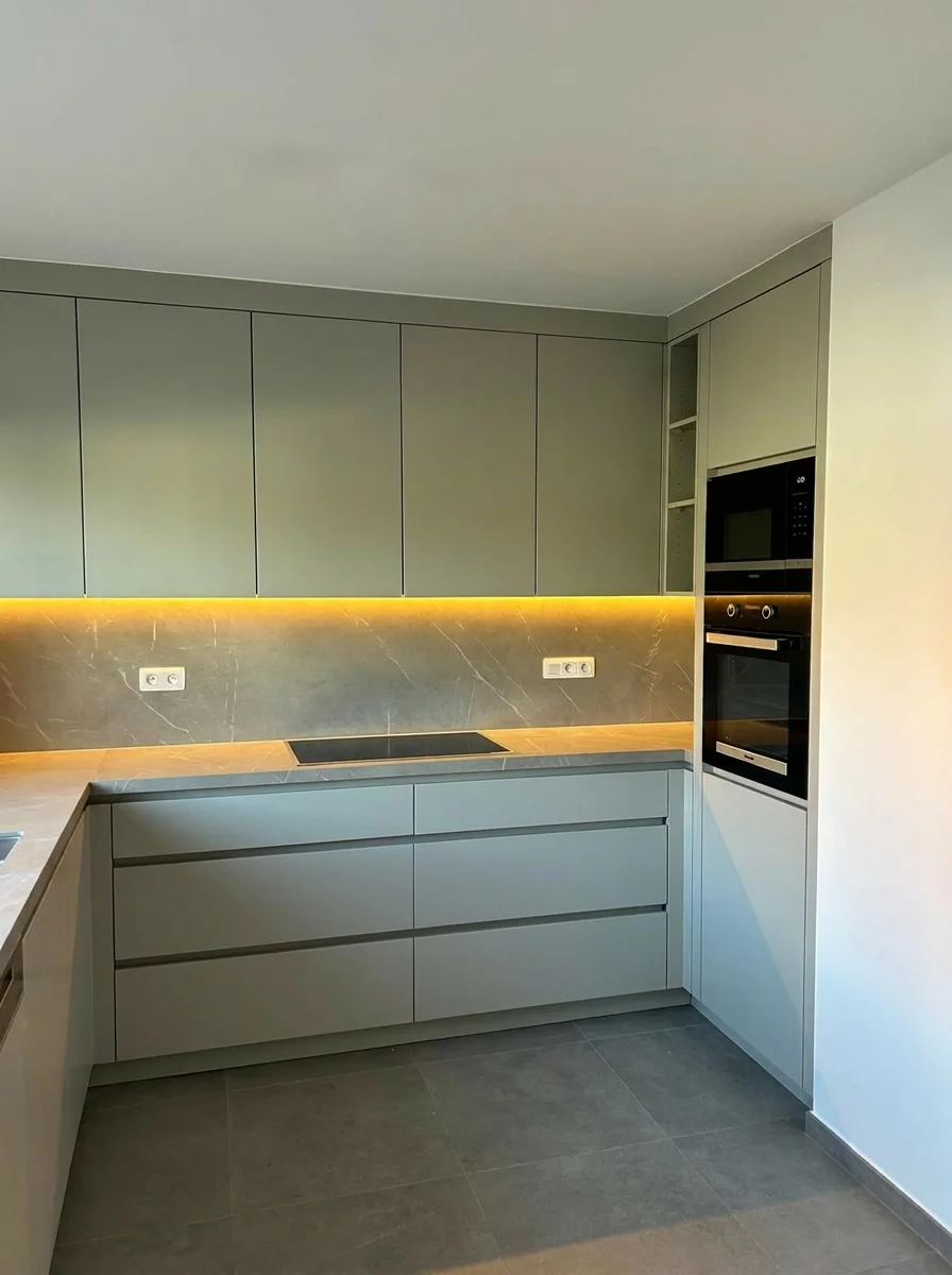 Moderne maatwerkkeuken in grijsgroen zonder hanglamp door Renobest