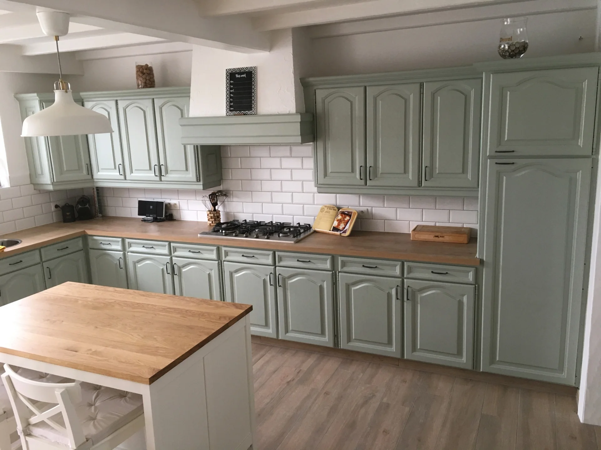 Klassieke keuken in saliegroen met houten werkblad